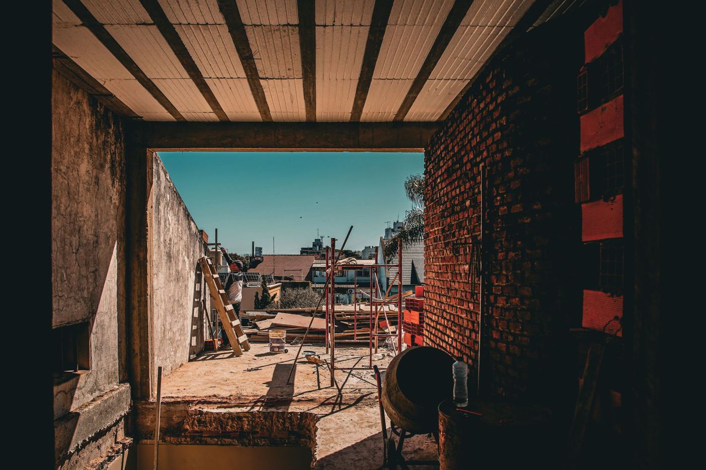 Muro de ladrillo nuevo con vista al cielo, casa en obra en Villa Devoto