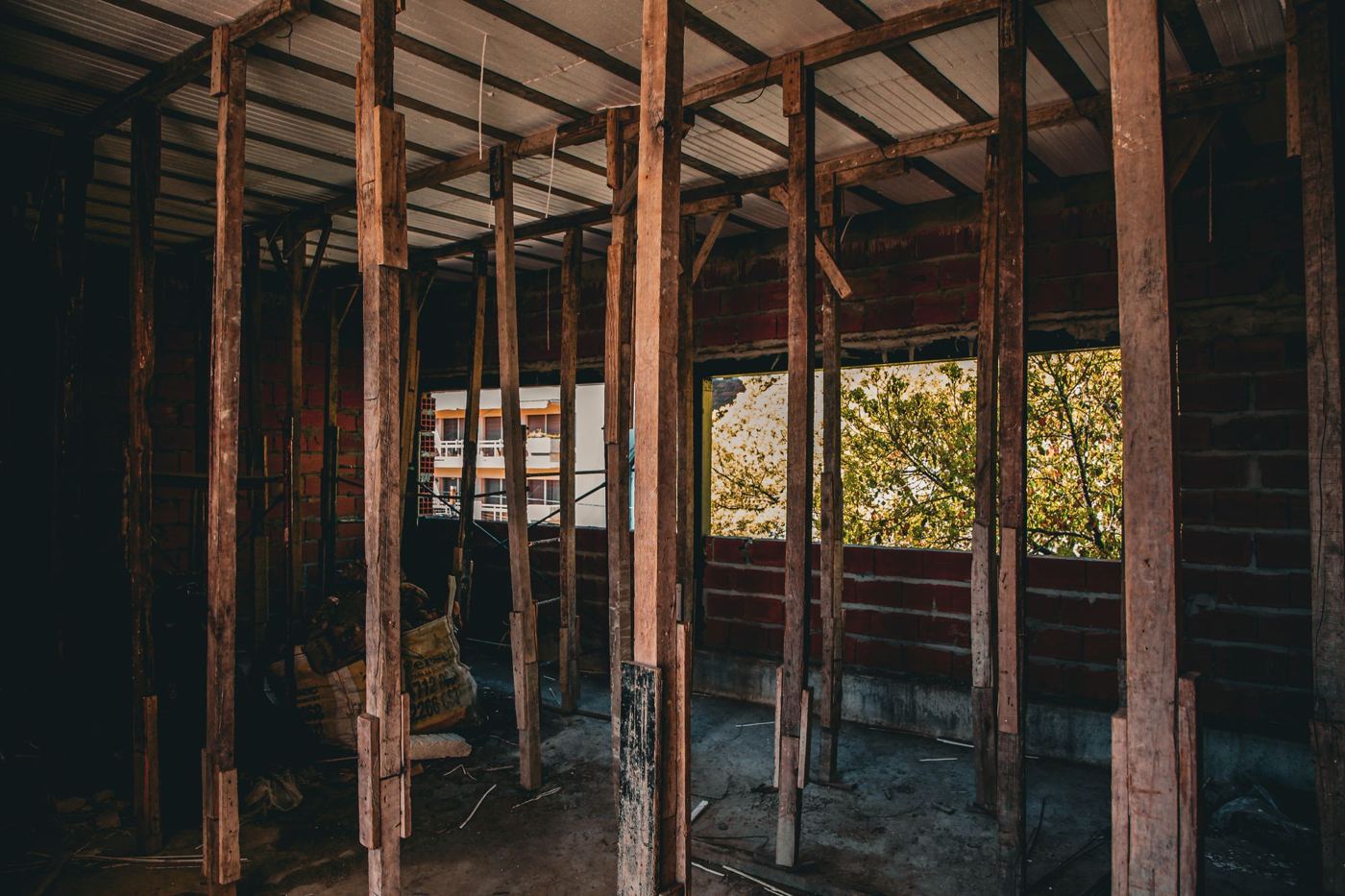 Encofrado y puntales en el primer piso de la casa