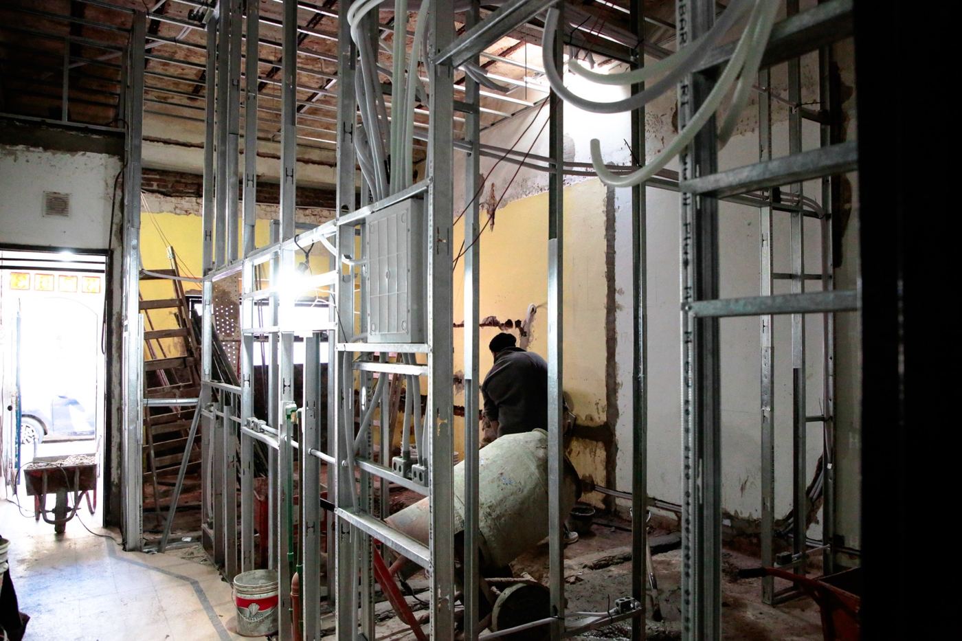Estructura de acero e instalaciones en el local de Suteki Devoto, obra de MCS